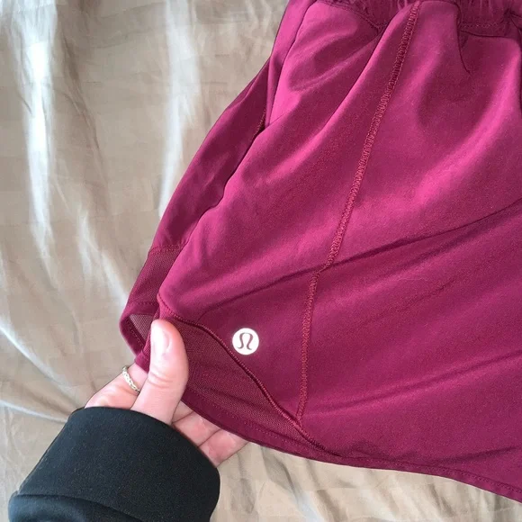 Lululemon hotty hot short II size 4 tall - Picture 5 of 6
